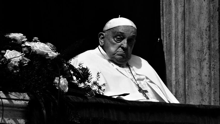 Paavi Franciscus on kuollut