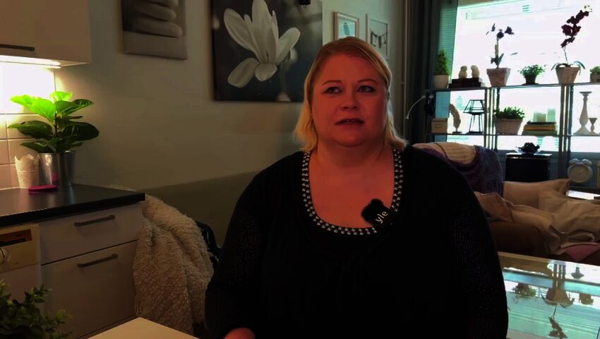 Anne Pesonen suree, koska hän menettää kotinsa muuttokehotuksen vuoksi