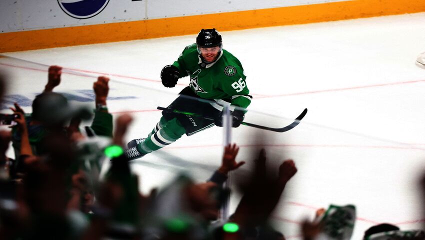 Mikko Rantanen taitutoi 3+1 NHL:n seiskapelissä