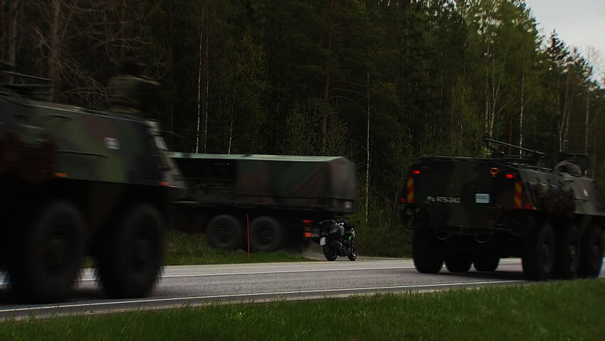 Puolustusvoimien kalustoa menossa Euran onnettomuuspaikalle