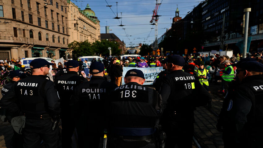 Poliisi määräsi Elokapinan mielenosoituksen päättymään Mannerheimintiellä
