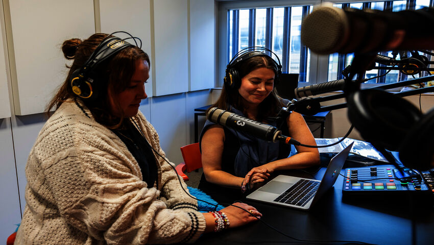 Taylor Swiftin suomalaisfanit Anna Mattila ja Veera Hentunen tekevät podcastia supertähdestä kirjastossa.