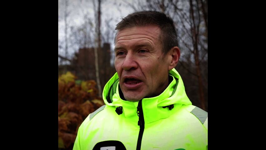 Toimitusjohtaja Herkko Plit kertoo Savon Voiman voimalaitosalueen viereen suunnitellusta laitoksesta. Video: Heikki Haapalainen / Yle