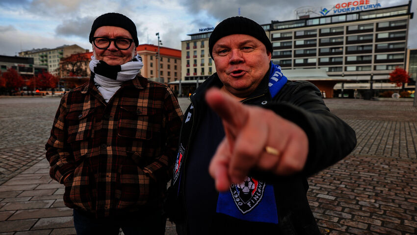 Turkulaiset jalkapallofanit iloitsevat TPS:n liiganoususta – seurarajoista piittaamatta