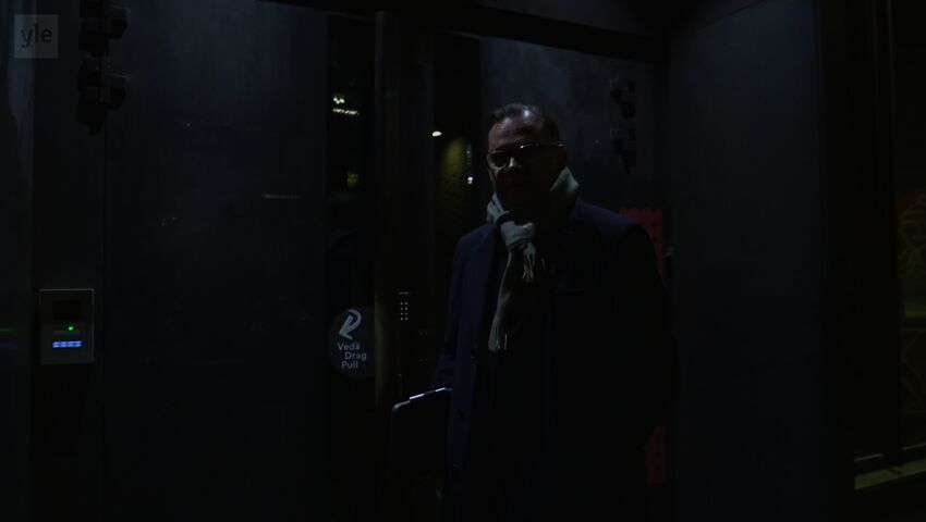 HIFK:n Aku Vikström saapumassa SM-liigan yhtiökokoukseen