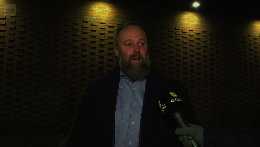   Kiekko-Espoon puheenjohtaja Arto Linnervuo saapumassa SM-liigan yhtiökokoukseen