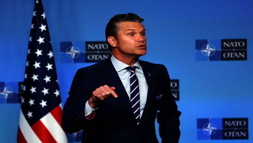 Puolustusministeri Hegseth: "Amiraali teki oikean päätöksen upottaessaan veneen"