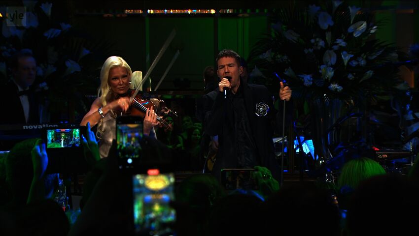 Olavi Uusivirta feat. Linda Lampenius: Jumalat juhlivat öisin