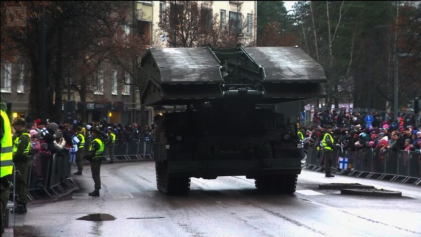 Siltapanssarivaunu itsenäisyyspäivän paraatissa
