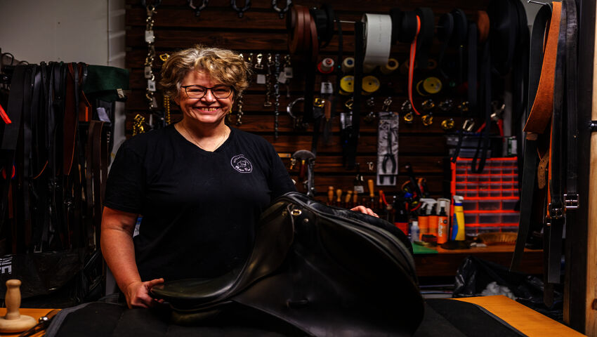 Maria Paavola stoppar en sadel