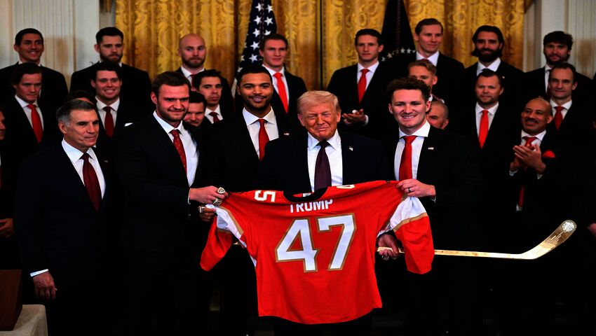 Donald Trump får presenter av Floridas spelare