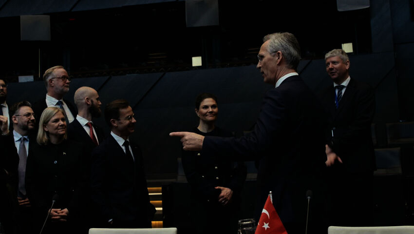 Ulkolinja: Sodan edessä (12)