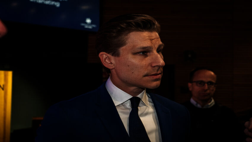 Puolustusministeri Häkkäsen tiedotustilaisuus Münchenissä