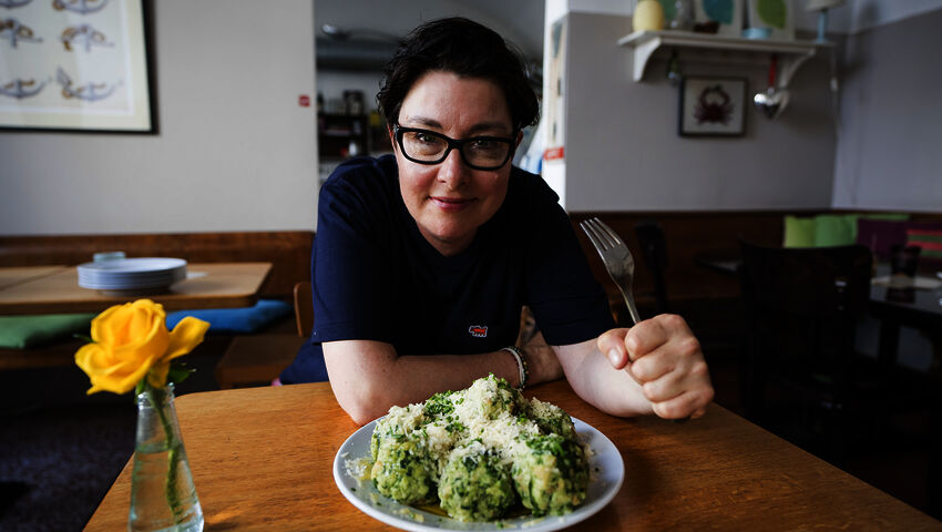 Sue Perkins: Pariisista Istanbuliin