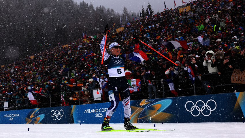 Mitalikolmikko naisten ampumahiihdon yhteislähdössä maaliin