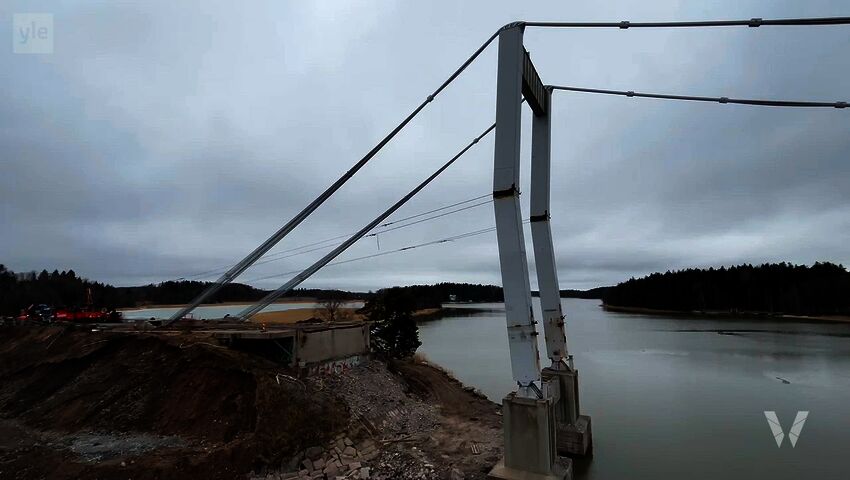 Pylonerna på den gamla Rävsundsbron rivs