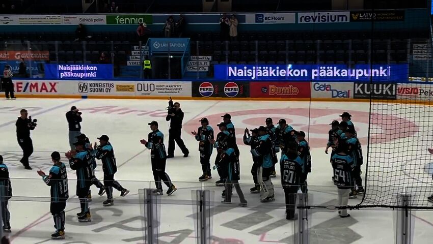 Pelicansin pelaajat kiittävät kannattajiaan