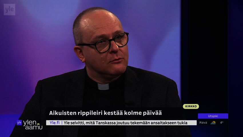 Aikuiset hakeutuvat rippileireille