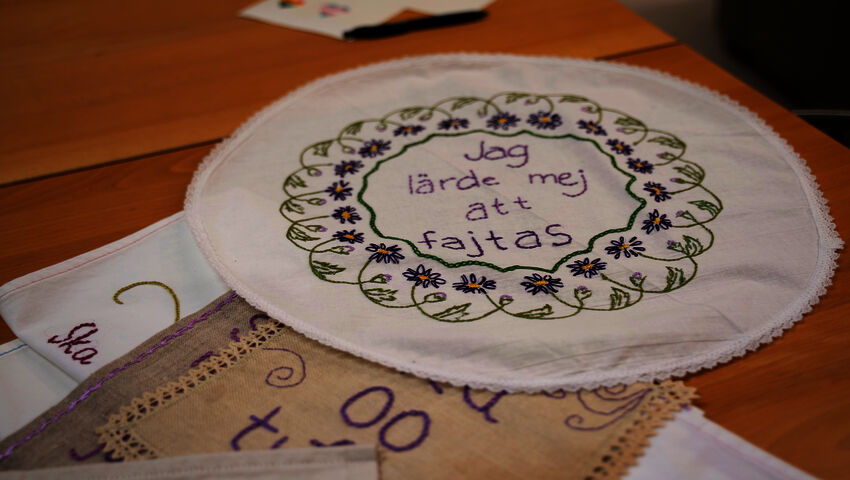 Kaxiga korsstygn i Karis broderar tankar och känslor