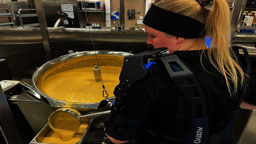 Suurtalouskokki Sanni-Sofia Orelma käyttää tukirankaa mielellään