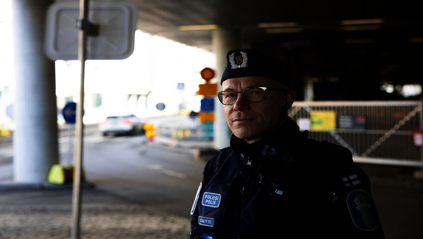 Autoilijat rikkovat surutta liikennesääntöjä Tikkurilan asemalla