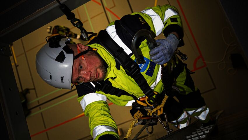 Kainuun ammattiopiston GWO-BST-pääkouluttaja Lasse Hyvönen esittelee tuulivoimateknikon henkilökohtaiset varusteet