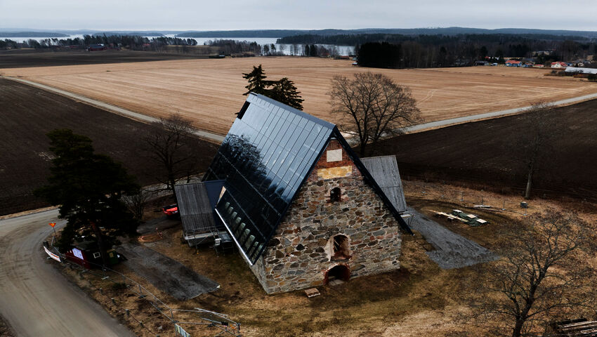 Pälkäneen rauniokirkon uusi lasikatto
