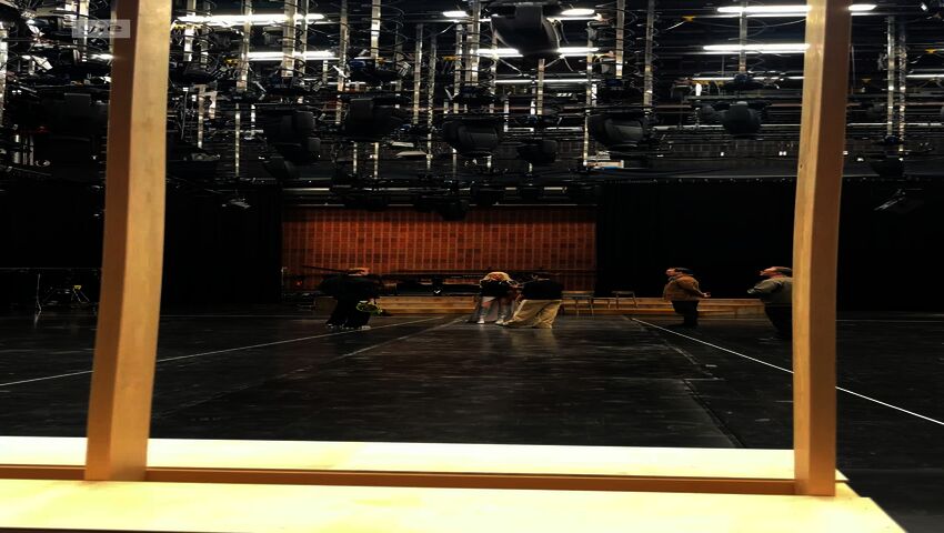 Pasilan Studiotalossa tapahtuu! Nyt hinkataan jokaista pientä yksityiskohtaa viisukuntoon juoksuaskelista tuulikoneen kulmiin. Lavasteet ovat jo matkalla kohti Wieniä, ja Suomen delegaatio seuraa pian perässä. Tällä viikolla saatiin myös ensimmäinen konkr