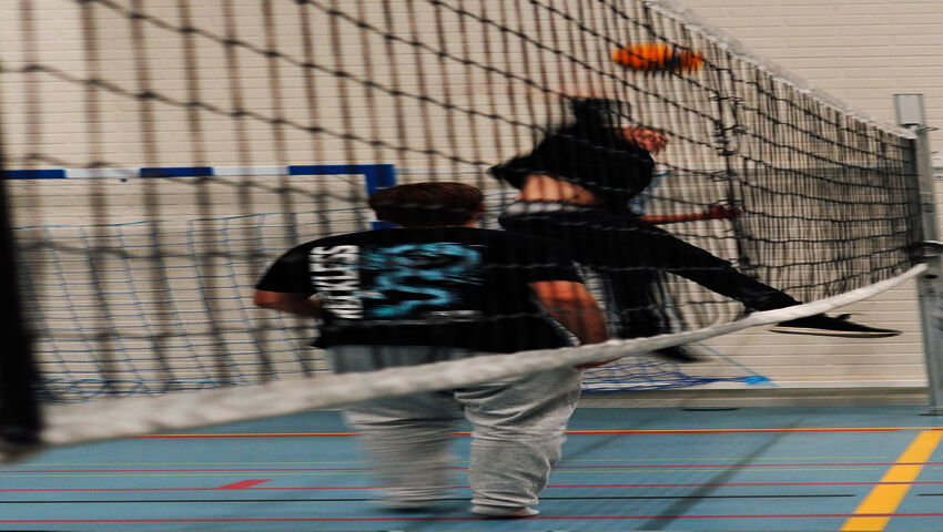 Pedersöreelever spelar volleyboll före skolan