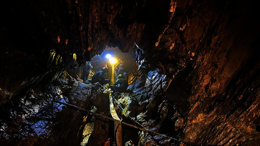 Fyra personer räddades från grotta i Laos