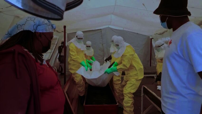Ebolaan kuolleiden hautaamista