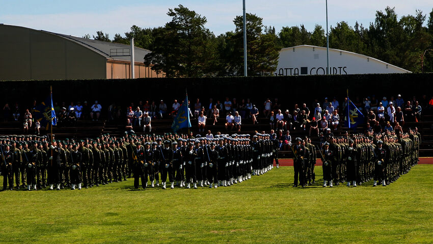 Puolustusvoimain lippujuhlan päivän paraatikatselmus