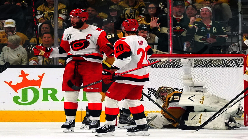 Sebastian Aho alusti Jordan Staalin historiallisen osuman