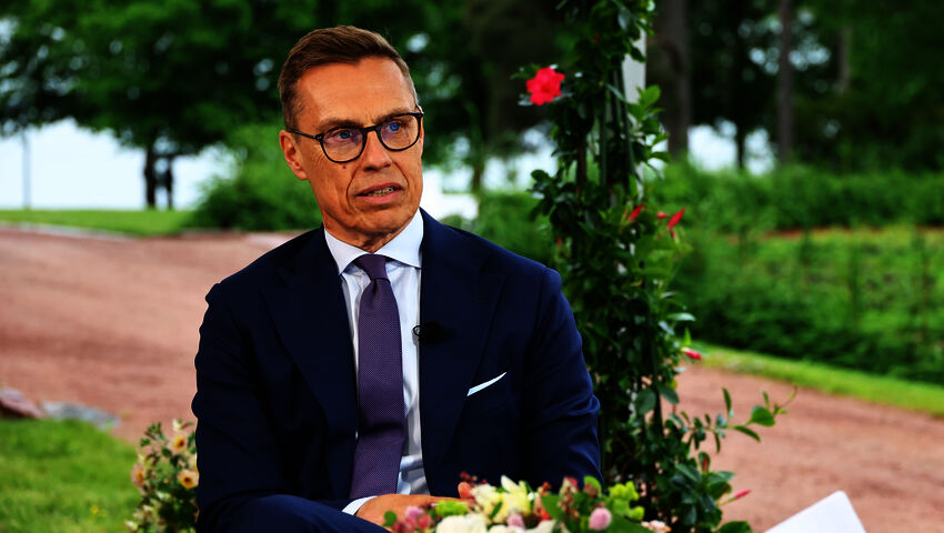 Yle Uutisten erikoislähetys: Presidentin erikoishaastattelu Kultarannasta viittomakielelle tulkattuna