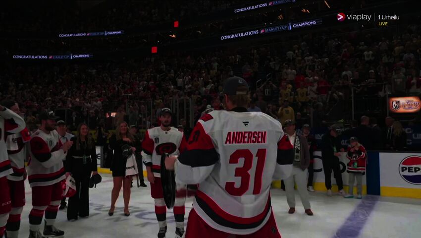 Sebastian Aho unelma toteutui - Stanley Cup nousi ylös Vegasissa