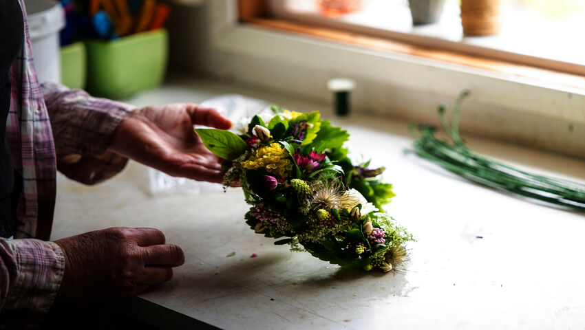 Så här binder din egen blomsterkrans till midsommar