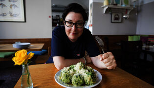 Sue Perkins: Pariisista Istanbuliin