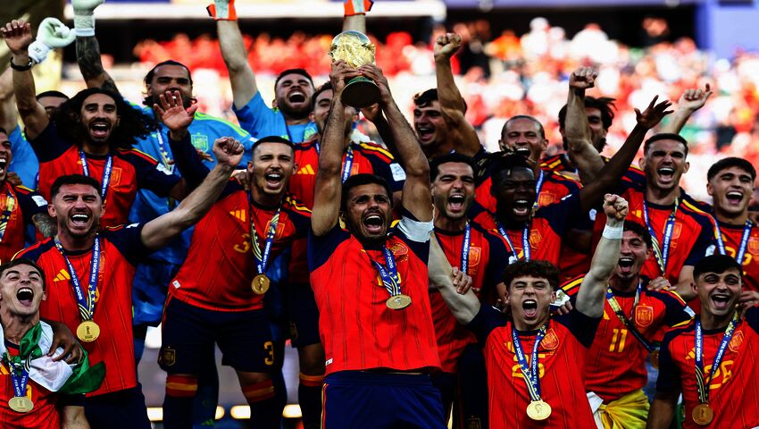 Se Spanien lyfta VM-pokalen