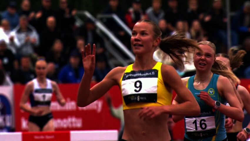 Ilona Mononen defilerar i mål som mästare