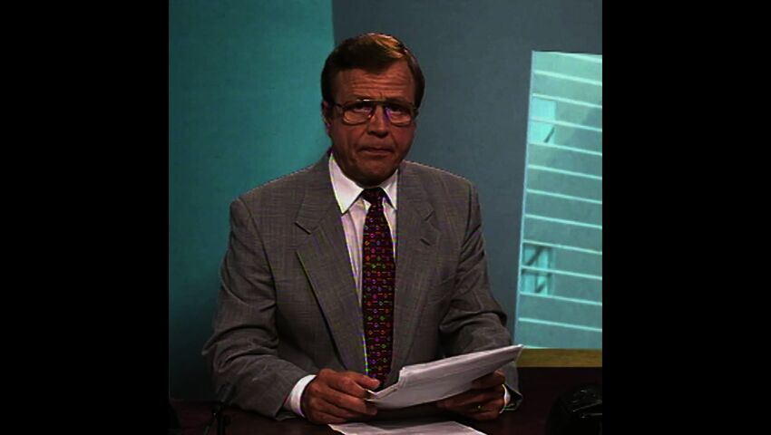 Arvi Lind kertoo uutisen Penttilän sahan palosta tulipaloa seuraavana päivänä 19.8.1996.