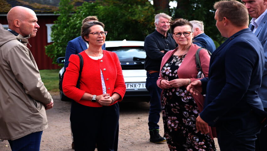 Arvokisoissa menestynyt maa- ja metsätalousministeri onnittelee Alisa Vainiota