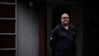 Palveluyksikköpäällikkö Jarkko Hanhela perustelee turvasumuttimien käyttöä