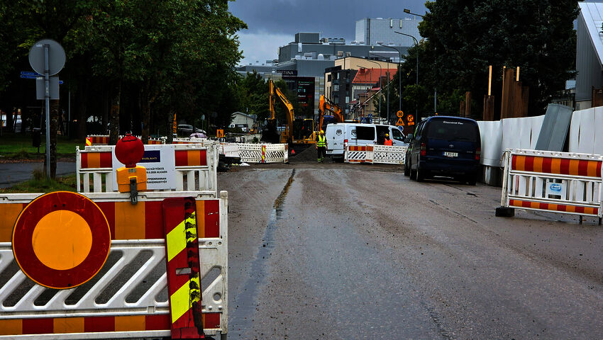 Uimahallin rakennustyömaa sekoittaa liikennettä Lappeenrannan Armilassa