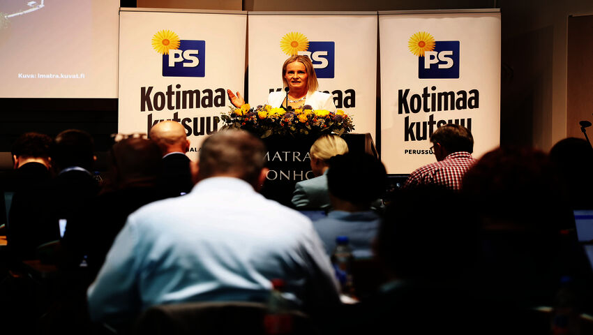 Purra puhuu perussuomalaisten kokouksessa