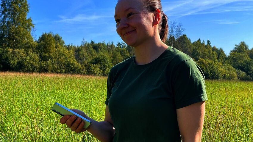 Satakuntalainen maanviljelijä Anne-Mari “Amski” Tarkkio pitää Ruokaviraston satelliittivalvontaa parempana vaihtoehtona kuin tarkastajien käyntiä pelloilla