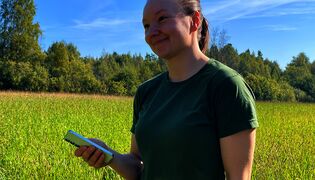 Satakuntalainen maanviljelijä Anne-Mari “Amski” Tarkkio pitää Ruokaviraston satelliittivalvontaa parempana vaihtoehtona kuin tarkastajien käyntiä pelloilla