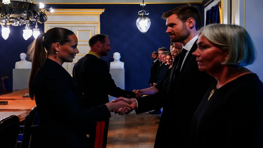 Uusi kuningas Haakon esiintyi ensimmäisen kerran julkisuudessa