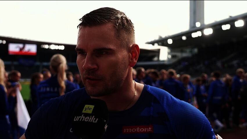 Joonas Rinnne heitetään vesiesteeseen.