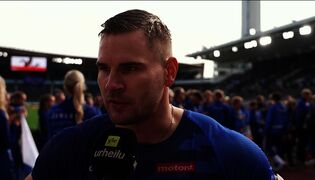 Joonas Rinnne heitetään vesiesteeseen.