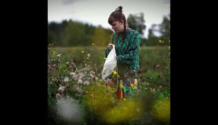 Jonna Hyttinen pohtii rajaa pellolla hahtuvia kerätessään.